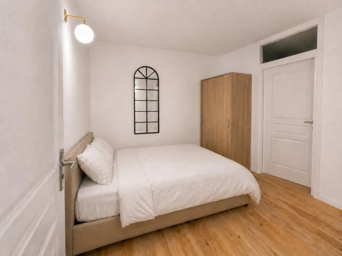 Chambre Cannage avec lit double, miroir arqué et rangements
