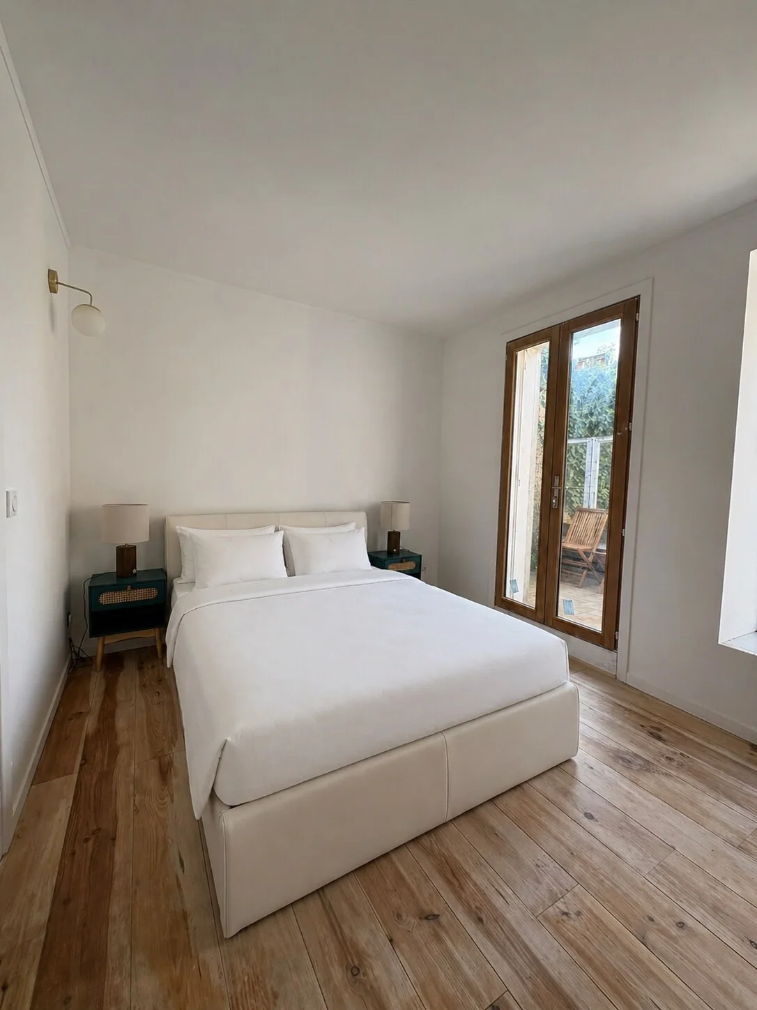 Chambre double avec accès direct à la terrasse à la Rose des Orpellières