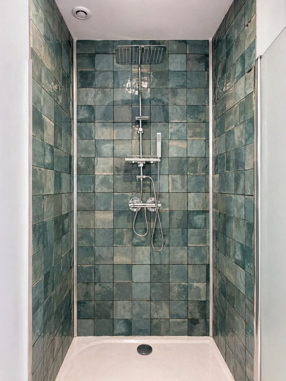 Douche à l’italienne avec carrelage zellige vert d’eau