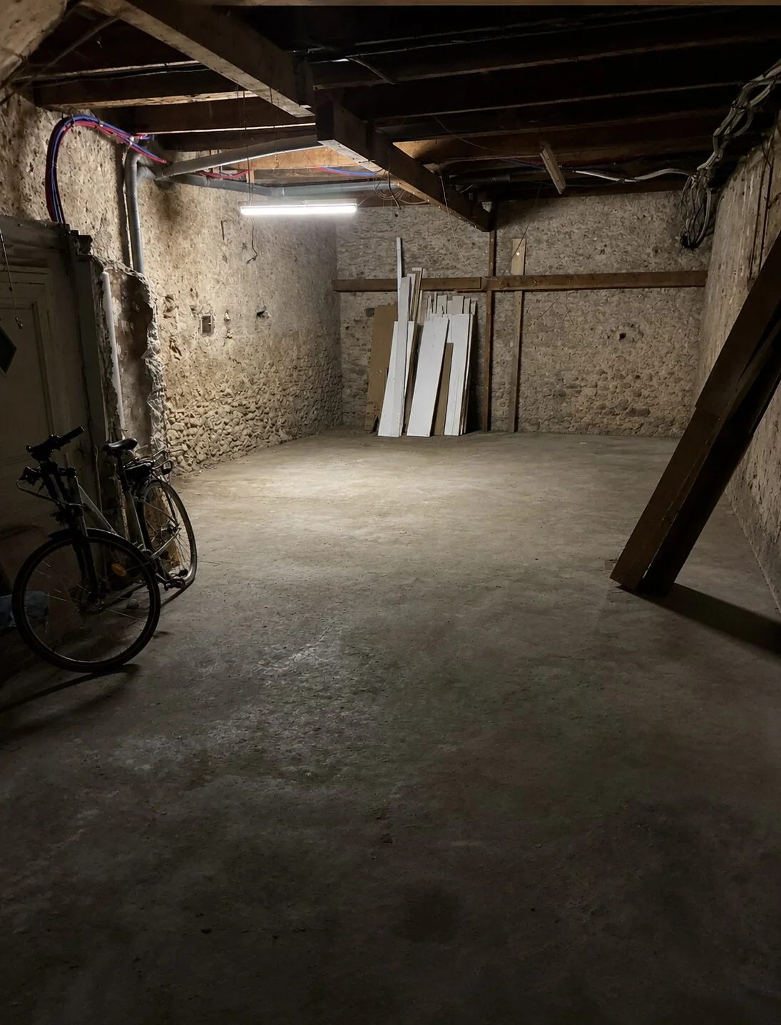Grand garage privatif au rez-de-chaussée de l’appartement